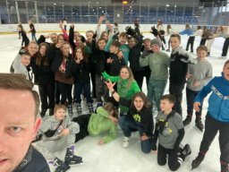 b_1024_768_0_00_images_2022_2023_WYCIECZKI_Lodowisko_337153223_1627814857641390_7157486345241401342_n